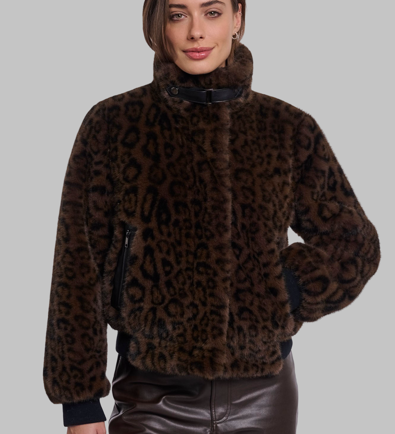 Ambra – Dirbtinio kailio striukė stačia apykakle – Rudas leopardo raštas – nuotrauka 1