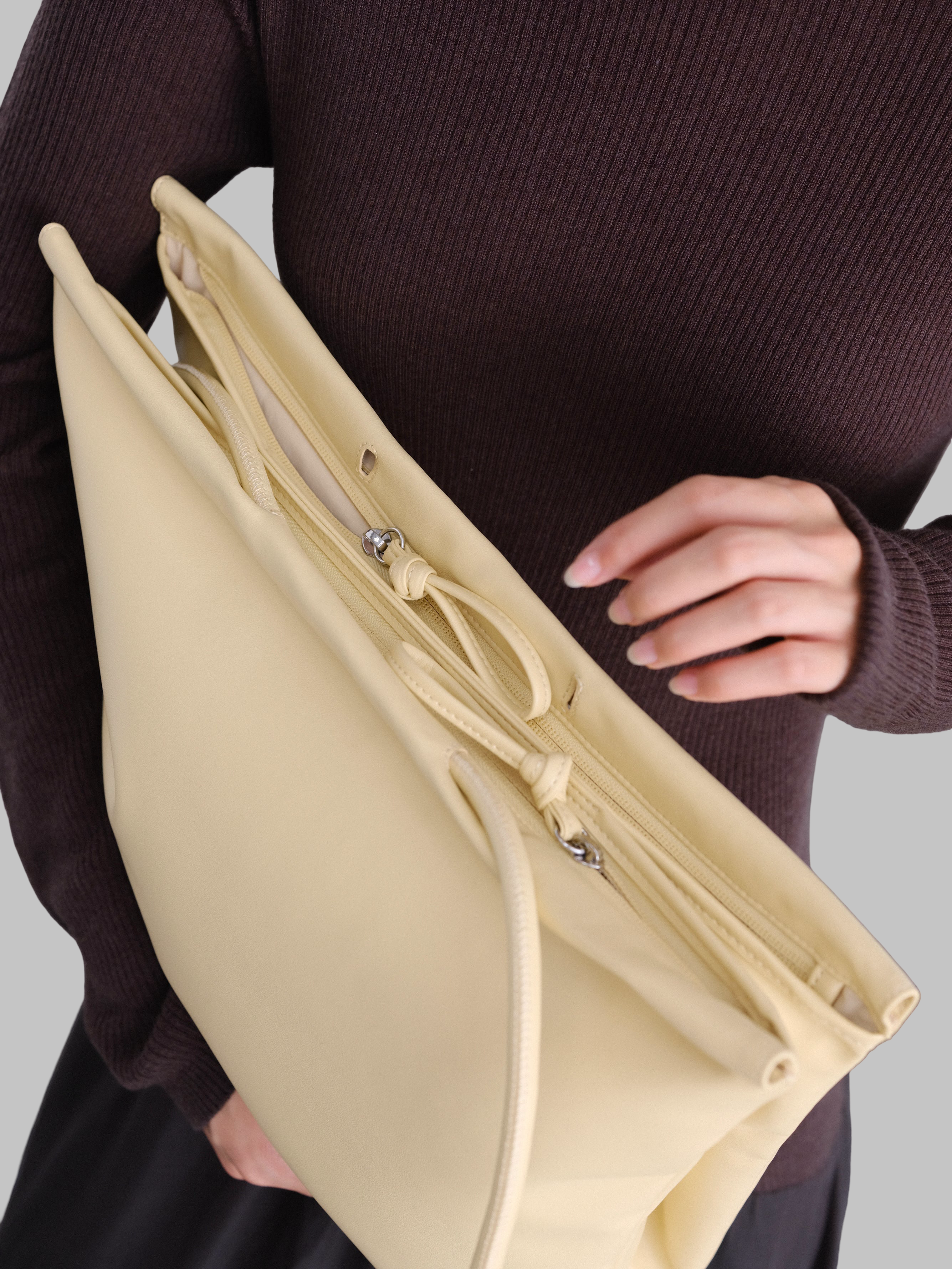 Folded | Daugiafunkcė veganiškos odos rankinė – nuotrauka Nr. 30